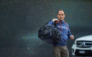 Lukas Stähli mit Sporttasche